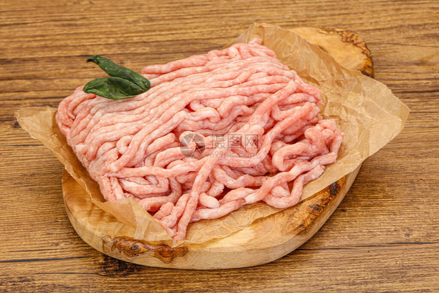 准备烹调的未加工的猪肉碎图片