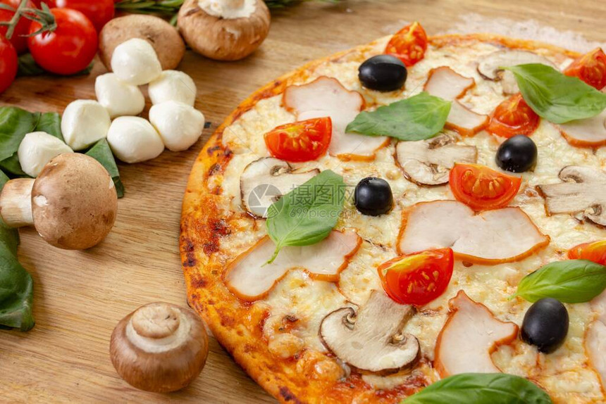 意大利披萨和芝士片烤食图片