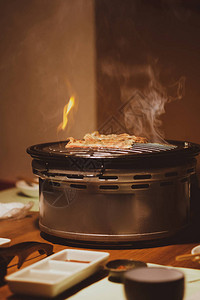 烧烤炉下面有烧火的烧烤日本美味的食物图片