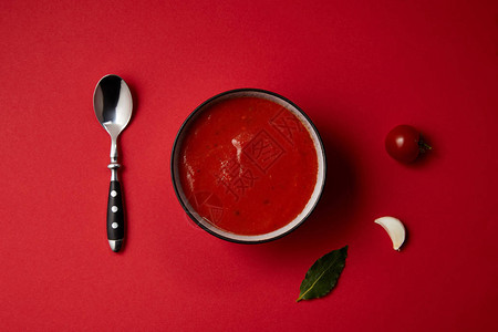 红桌上的番茄汤勺子新鲜图片