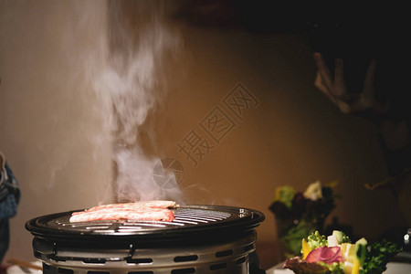 烧烤炉下面有烧火的烧烤日本美味的食物图片