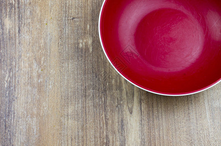 厨房木制背景的红碗空照图片