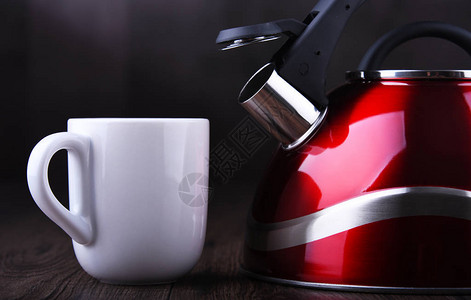 带口哨和咖啡的红色不锈钢炉灶水壶图片