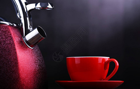 带口哨和咖啡的红色不锈钢炉灶水壶图片