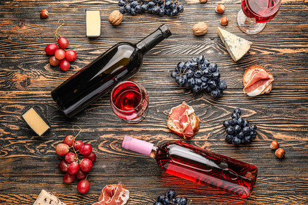 美味的葡萄酒和木图片