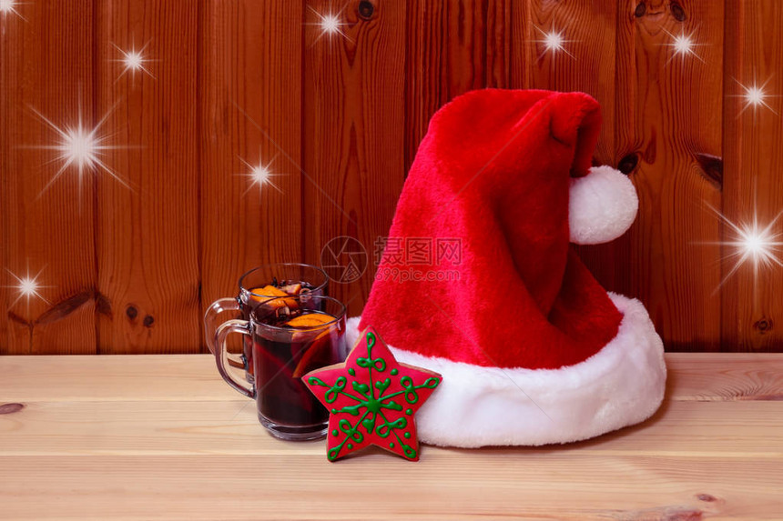 毛发圣诞帽子混音葡萄酒和恒星形状的姜饼圣诞节饼干图片