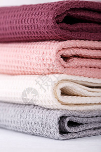 垂直堆叠五颜六色的棉质厨房毛巾图片