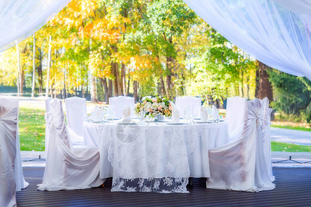 白色户外帐篷内的婚礼餐桌图片
