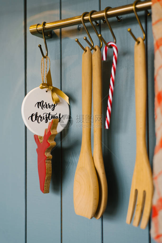 新年的厨房烹饪配件和圣诞树玩具厨艺木制板和在厨房钩子图片