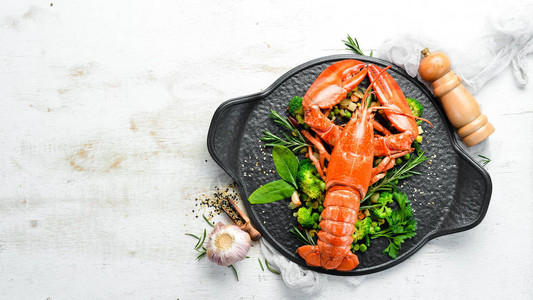 黑石板上的蔬菜煮了龙虾海产食品顶层风景图片
