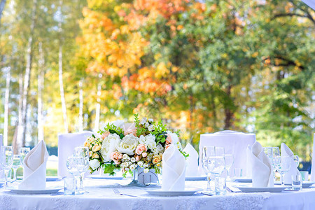 户外布置亮黄色和橙色的婚礼餐桌背景图片