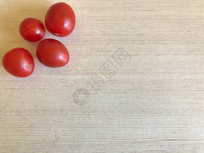 浅色背景中的红番茄背景图片