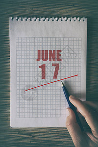 每月第17天用红色下划线日期的笔纸把人手关上夏天月图片