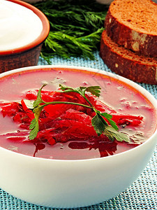 素食红汤配蔬菜酸奶油和蔬菜鲜红色的罗宋汤放在白碗里图片