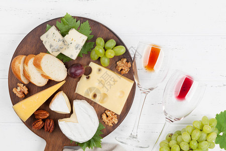 红酒奶酪葡萄面包和坚果顶端风景图片