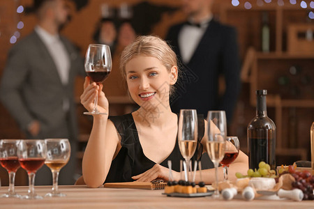 女人在餐厅品酒图片