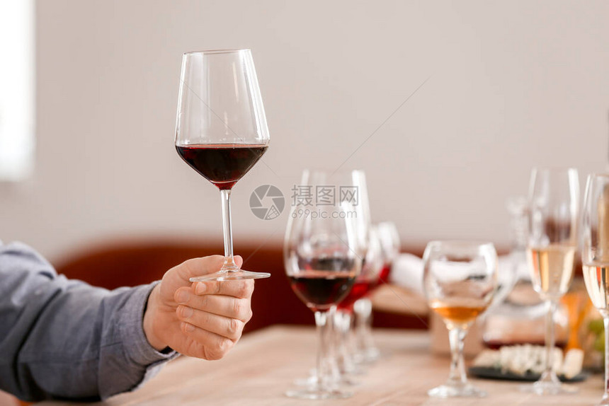 男人在餐厅品酒图片