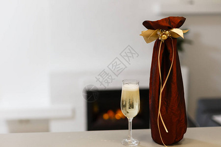杯香槟和红色装饰的香槟瓶背景图片