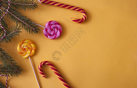 圣诞作文黄色背景上的礼物冷杉和甜糖果手杖圣诞节冬天新年的概念平躺图片