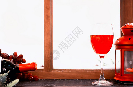 圣诞节和新年快乐派对的红酒庆祝背景图片
