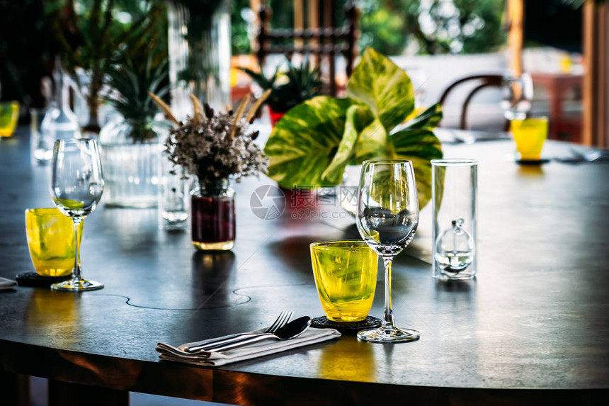 带餐桌的酒杯准备在餐厅和咖啡厅的餐桌上享用早图片