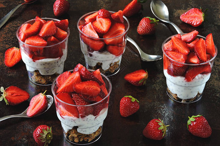 美味的甜点配有眼镜里的草莓平铺图片