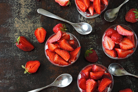 美味的甜点配有眼镜里的草莓平铺图片