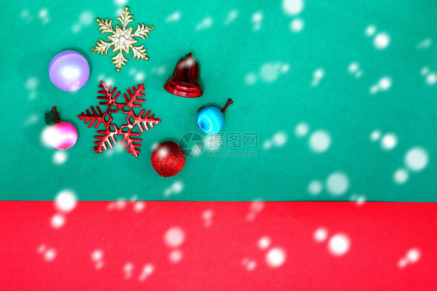 红绿色背景上的圣诞小玩意雪花水果和铃图片