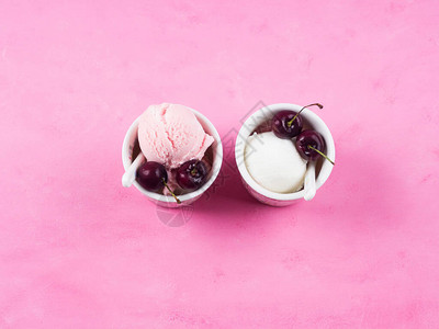 两杯新鲜冰淇淋勺和粉红色背景的樱桃顶视图图片