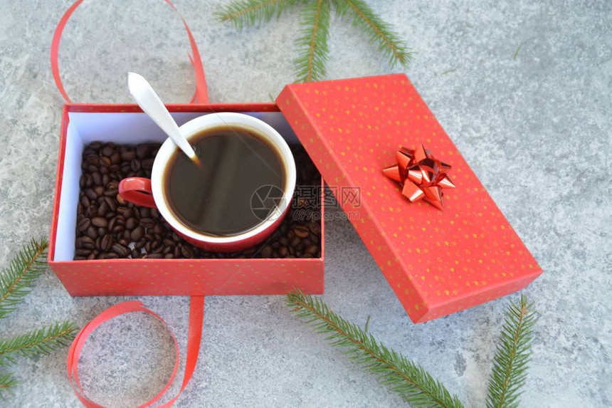 一个装满咖啡的杯子装在一个圣诞礼盒里图片
