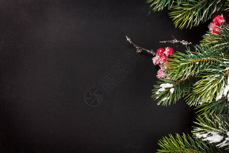 圣诞贺卡与枞树枝在黑板纹理背景圣诞背景带有复制空间的顶视图片