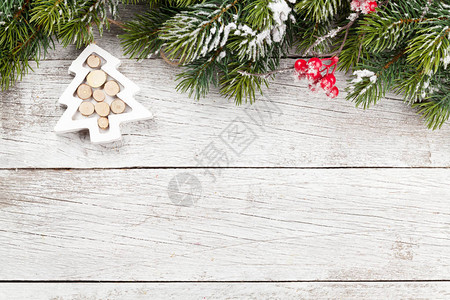 圣诞贺卡装饰和枞树枝在木纹理背景圣诞背景带有复制空间的顶视图片