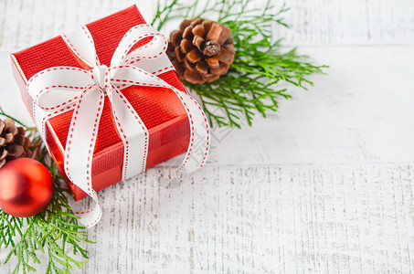 圣诞节背景与白色木制背景上的红色礼品盒冬季节日概念选择焦图片