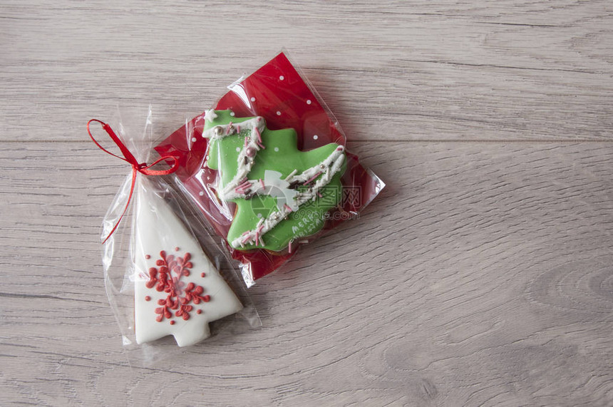 用软糖装饰的圣诞树形状的饼干图片
