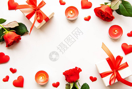 由白色背景的红玫瑰礼物盒和红心组成的框架图片