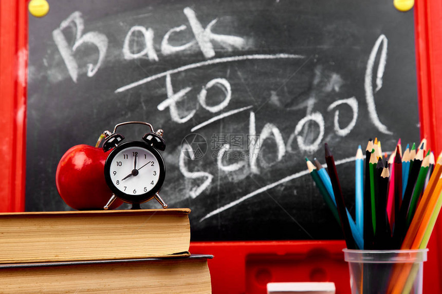 回到学校在黑板上用粉笔与书铅笔靠近黑板背景的红苹果刻字静物与课本和图片