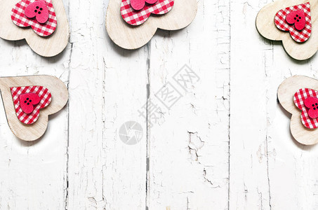 设计到情人节的木制背景装饰红色和白色的心从上面查看图片