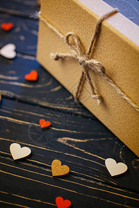 木制背景的棕色礼物盒图片