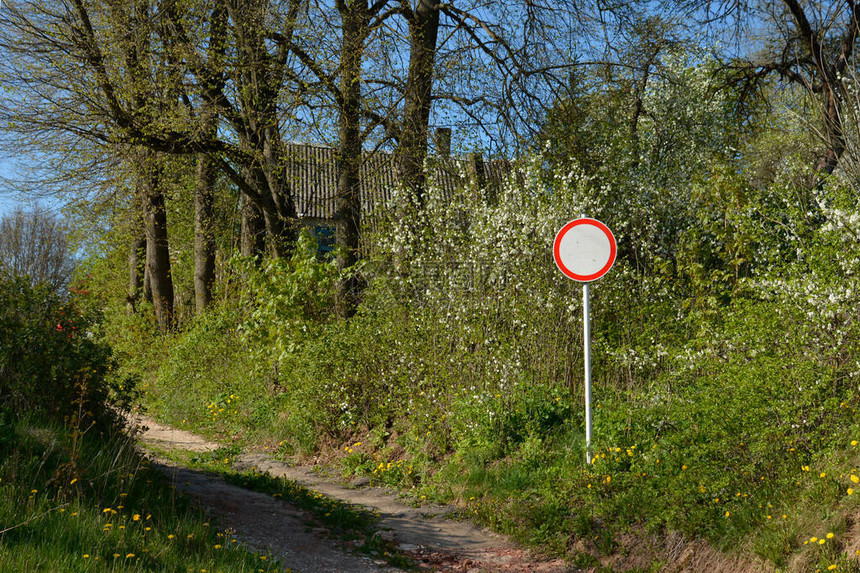 绿树背景下禁止交通的路标图片