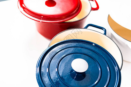 红色白色和蓝色的标名铸铁覆盖着圆弯土烤炉在wh图片