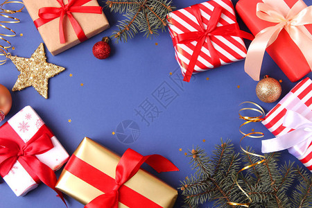 圣诞节或新年礼物以彩色背景图片