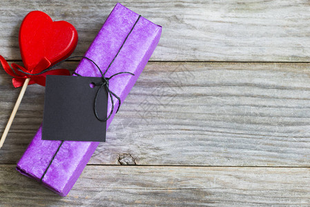 现在的紫色盒提供爱近红心形图片