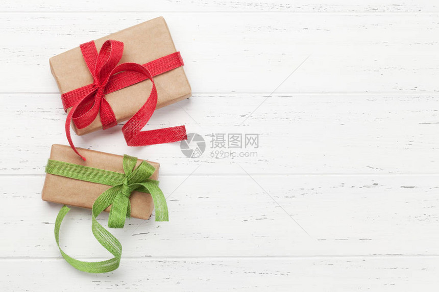 白色木制背景的圣诞礼物盒顶视图图片
