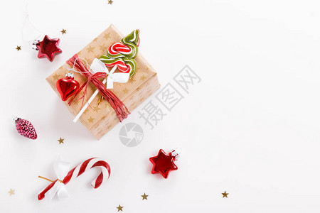 节日创意红绿图案松枝圣诞红色装饰节日球五彩纸屑星礼物白色背景的花背景图片