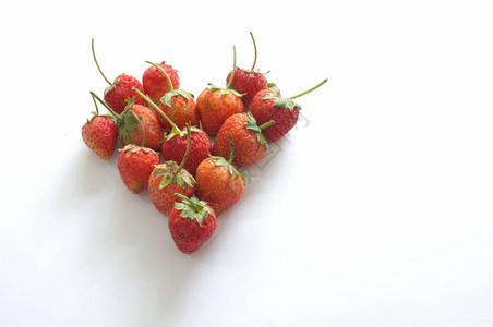由草莓制成的心脏孤立图片