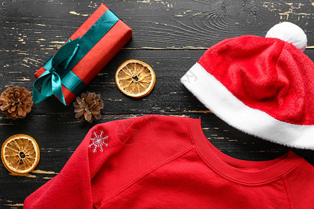 圣诞衣服带礼物盒和圣诞老人帽图片