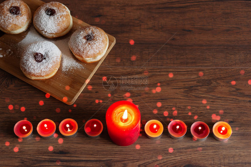 用于庆祝Hanukkah节日的木制桌边配有蜡烛传统的Candelabra图片