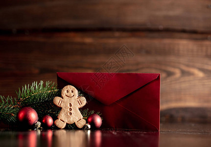 姜饼人和圣诞树木桌上有红包图片