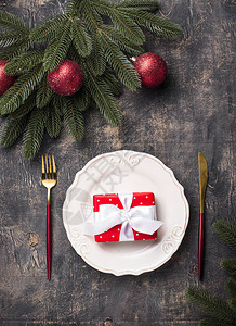 圣诞餐桌设置与红色装饰顶视图图片