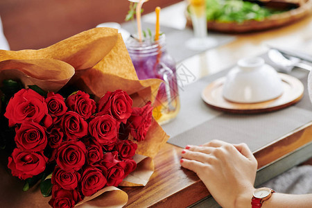 餐桌上盛满新鲜红玫瑰图片